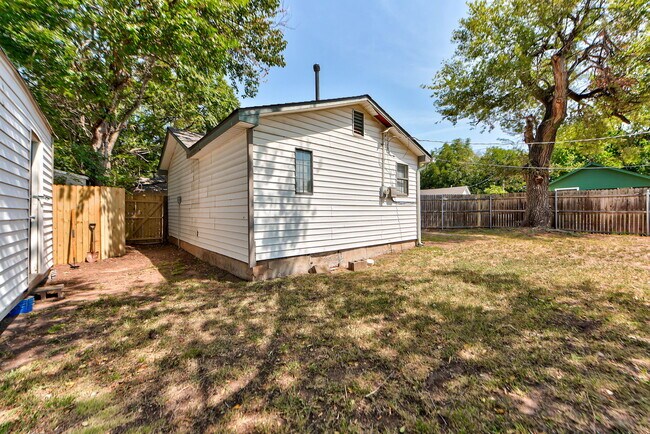 Building Photo - 204 S Stewart Ave