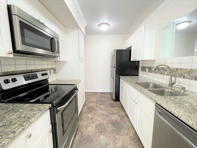 Building Photo - Maple Lane Home with 2 Master Suites!