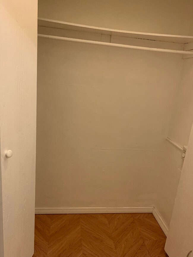 Building Photo - 132 S Canon Dr