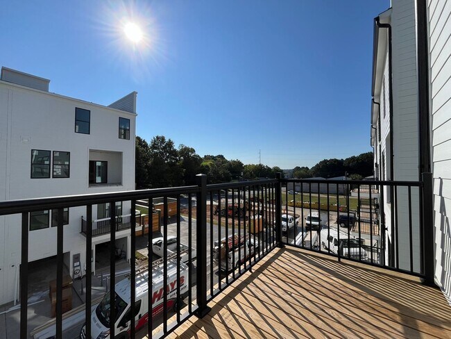 Building Photo - **OFFERING FIRST MONTH'S RENT FREE, $200 MOVE IN PROMOTION & WAIVED APPLICATION FEES** New Constr...