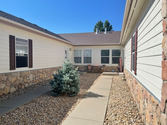 Building Photo - 3 Bedroom Home MILLIKEN