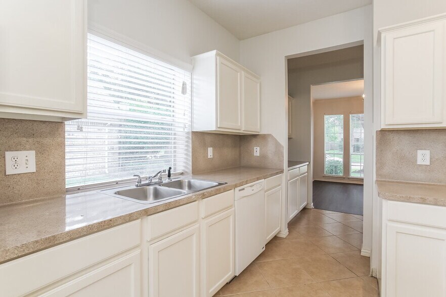 Building Photo - 17902 Scenic Oaks Dr