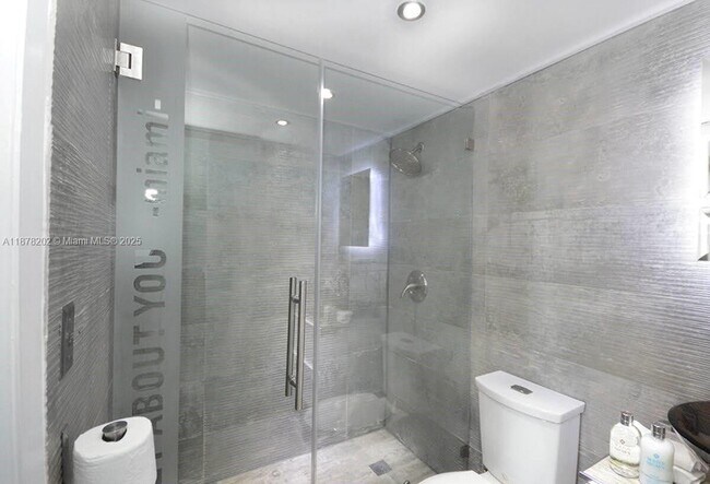 Building Photo - 540 Brickell Key Dr