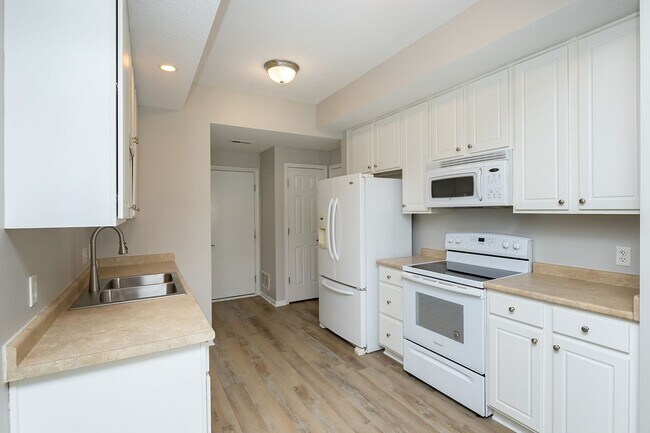 Building Photo - CHARMING TOWNHOME!! 2 Bedroom, 3 Bathroom Townhome in Ankeny!