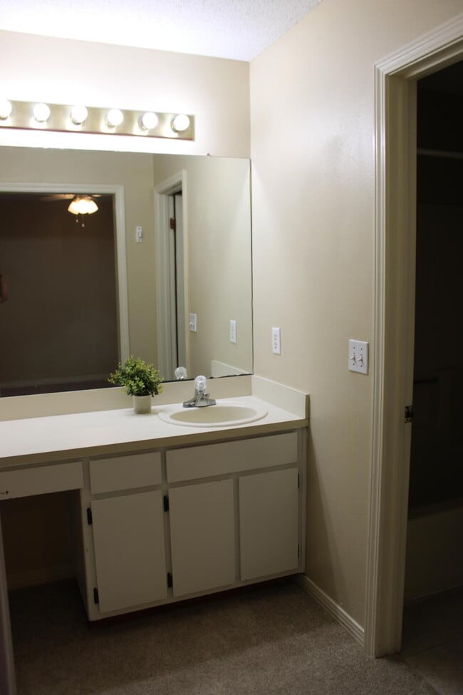 Building Photo - 2138 Edgewood Dr