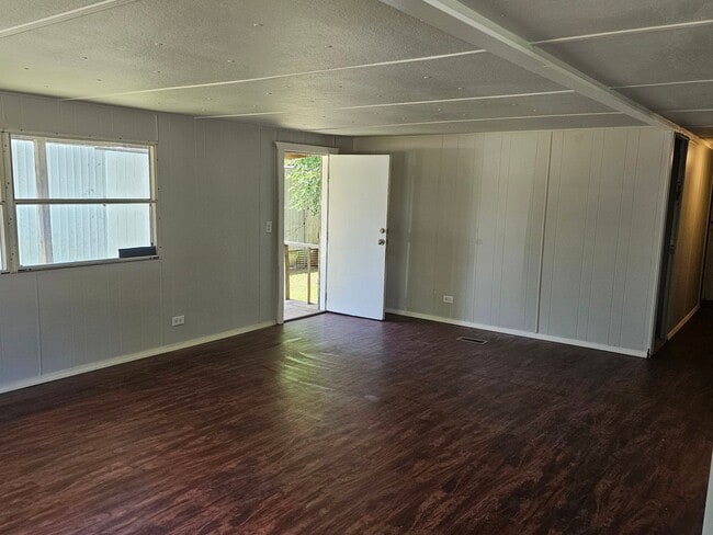 Building Photo - 3 bed 2 bath mobile home in quite community