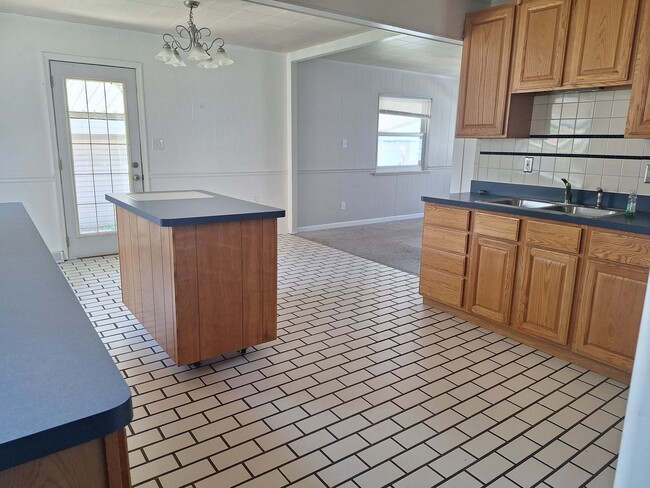Building Photo - Charming 3 bedroom bungalow freshly updated