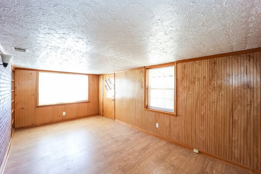 Building Photo - 5299 Sharon St