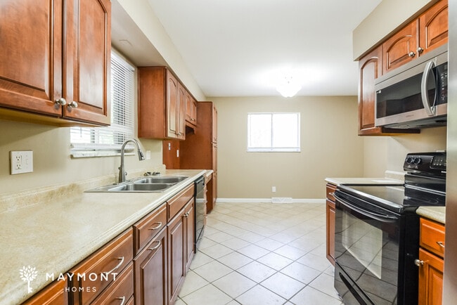 Building Photo - Spacious 4 Bedroom Home