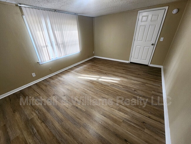 Building Photo - 3032 2nd St Cir