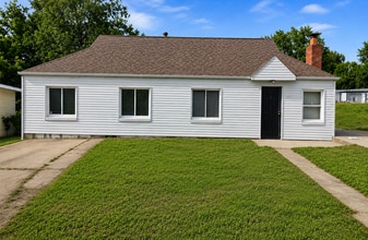 Building Photo - HALF OFF SECURITY DEPOSIT! Fully Renovated 4BR Home with Huge Yard & Off-Street Parking – Section...