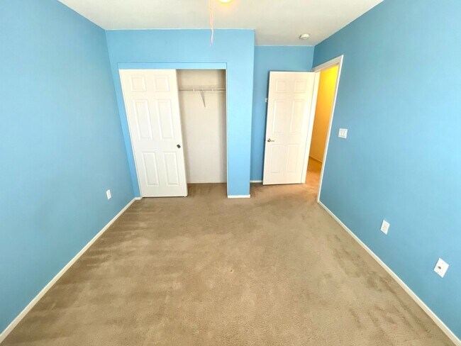 Building Photo - Nice 2-story home