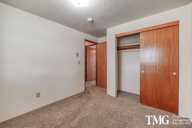 Building Photo - Classically Cute 2 Bed 1 Bath Duplex in Washougal