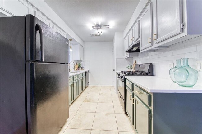 Building Photo - 1465 S Meadows Dr