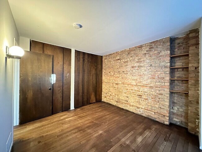 Building Photo - 605 W Surf St