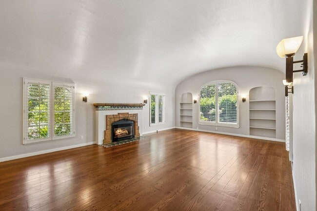 Building Photo - Mediterranean Beauty in Crescent Park – 5B...
