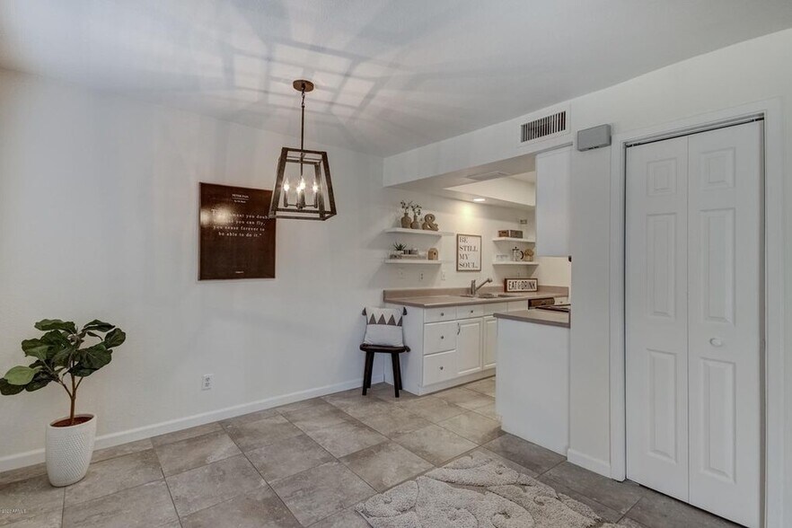 Building Photo - 286 W Palomino Dr