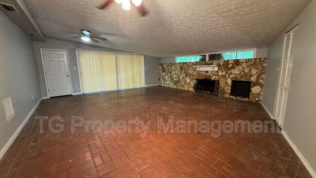 Building Photo - 1053 Cherbourg Ave E