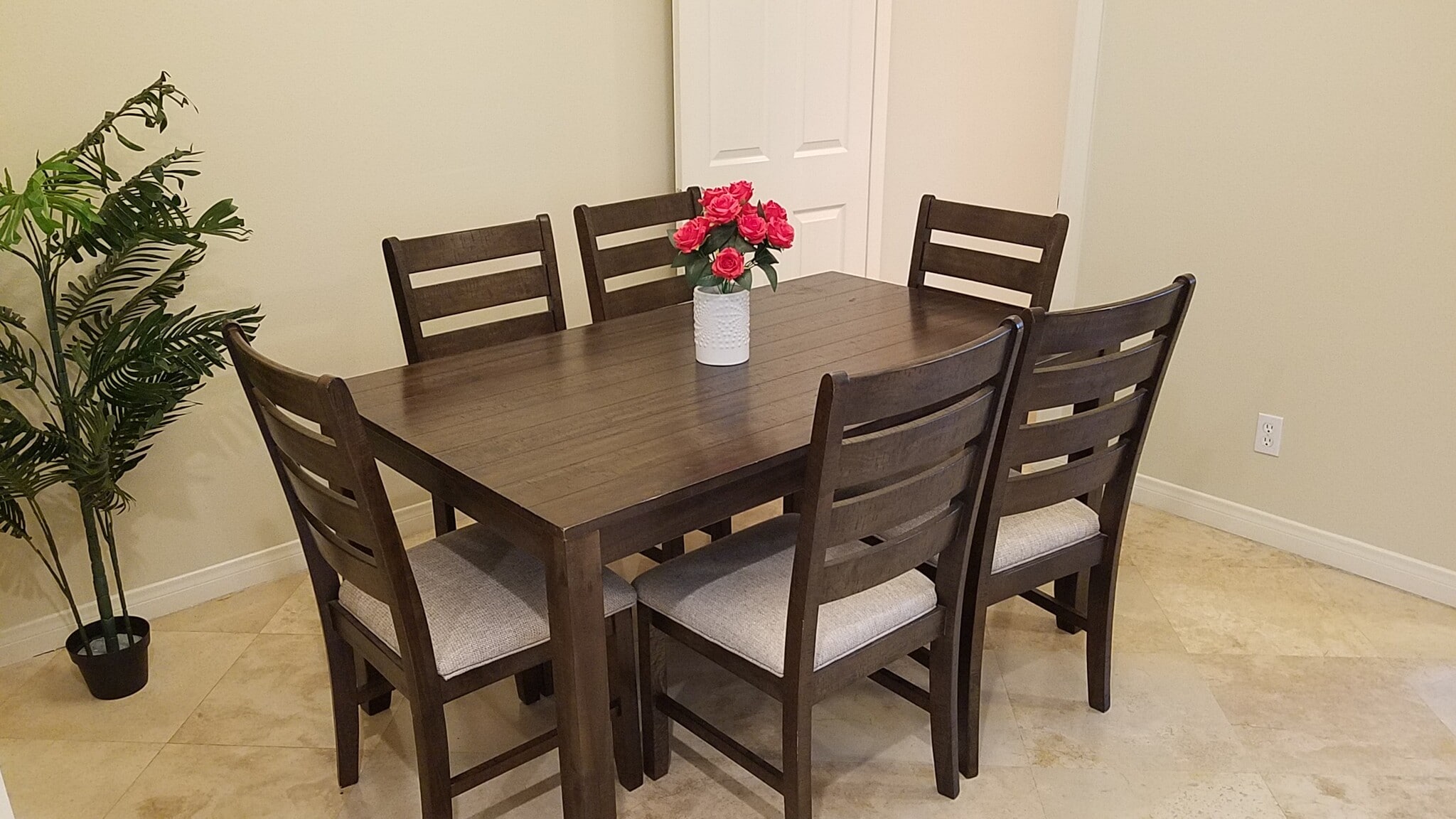 Seating for 6 - 3424 Bellevue Ave