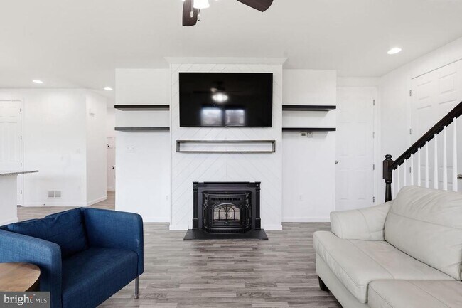 Building Photo - 2156 Chestnut Dr.
