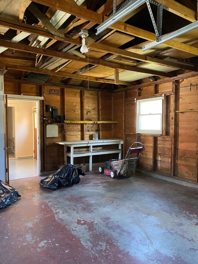 Building Photo - Dog Friendly Classic university home with ...