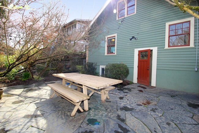 Building Photo - 2503 SE Yamhill St