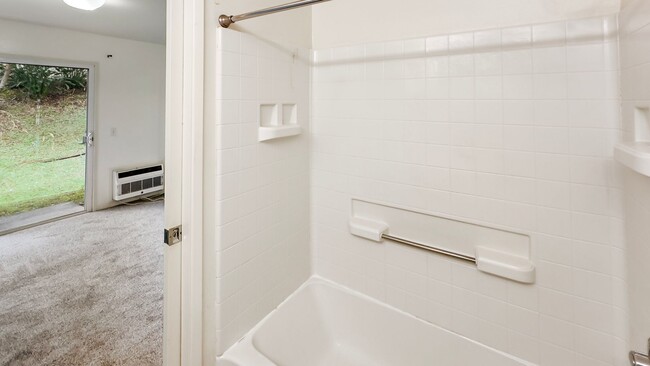 Building Photo - Gated Townhome  Ground Floor 3bdrm/2bath M...