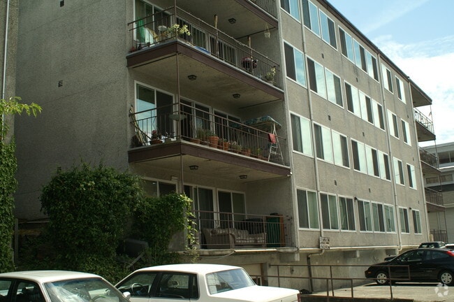  - Iro Apartments
