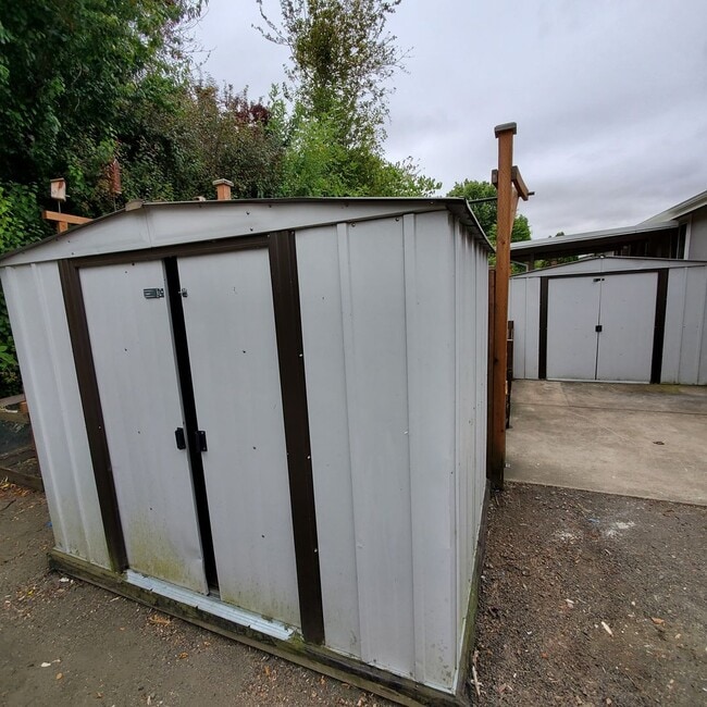 Building Photo - Pet Friendly 4 Bed / 2Bath Home w/ Garage