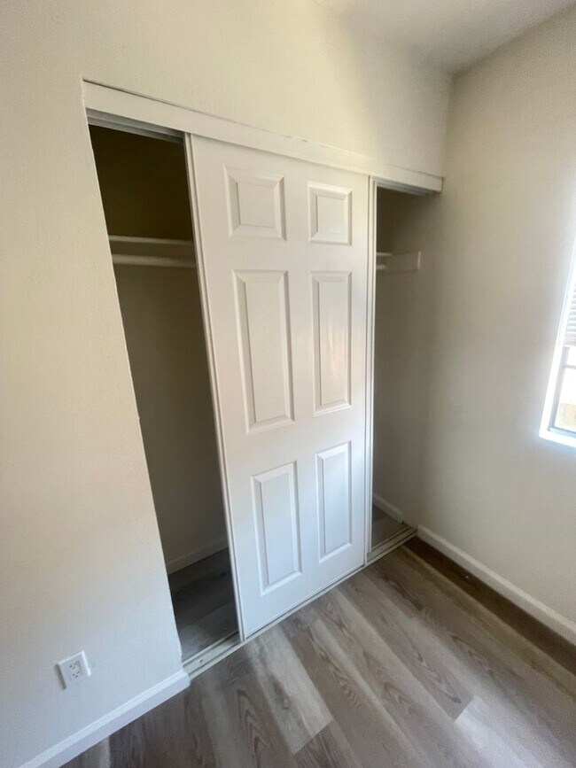 Building Photo - Bright 3BD Condo in Gated Community