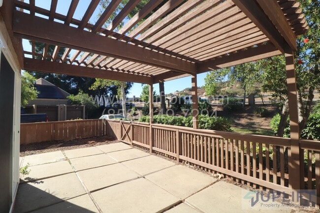 Building Photo - 3 Bedroom 2.5 Townhome A MUST SEE!!