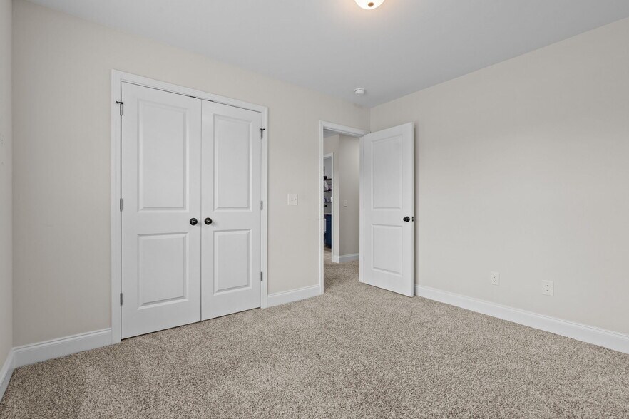 Building Photo - 120 Pinelands Vis