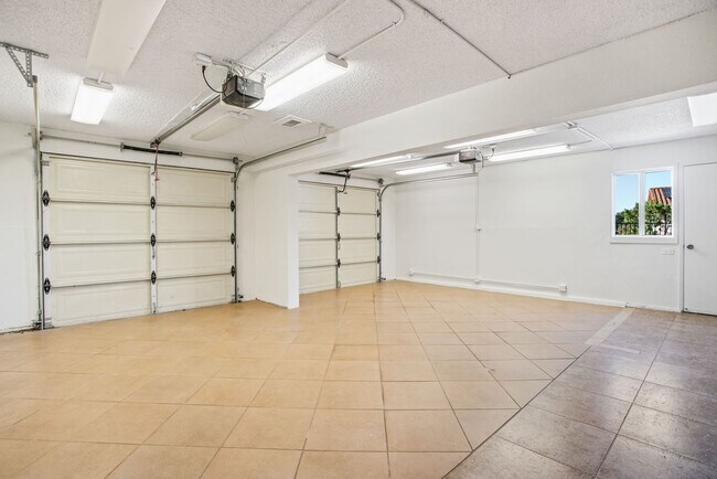 Building Photo - 11000 Meadow Glen Way E