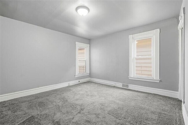 Building Photo - 5-bedroom, 1-bath home in East Pittsburgh