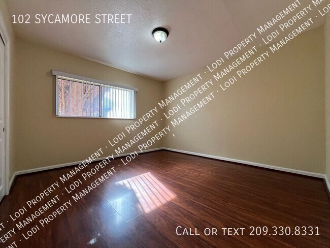 Building Photo - 102 Sycamore St