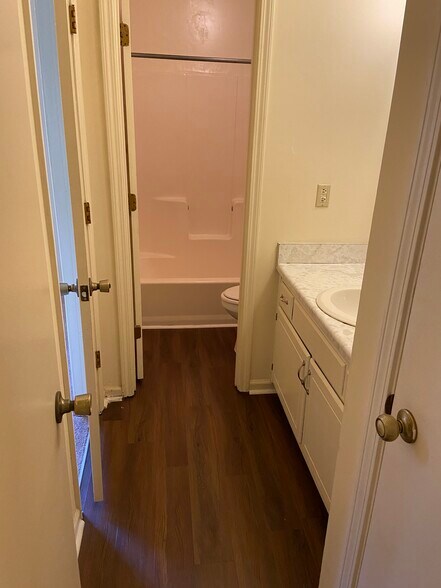 Upstairs full bathroom - 897 Ventnor Pl SW