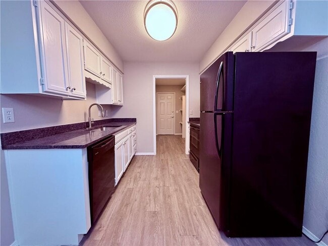 Building Photo - 2107 Oakwood Ave