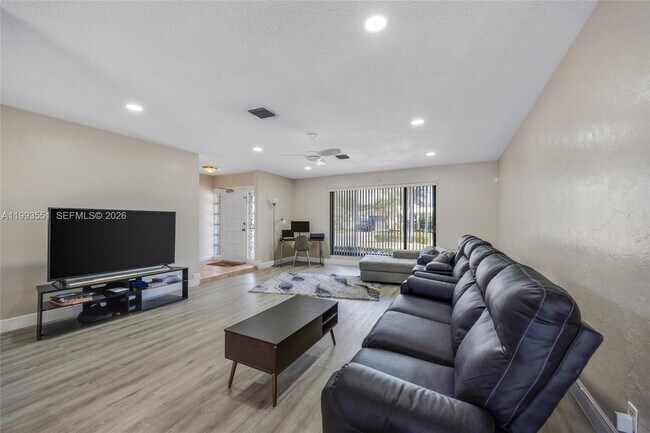 Building Photo - 2752 NE 3rd St