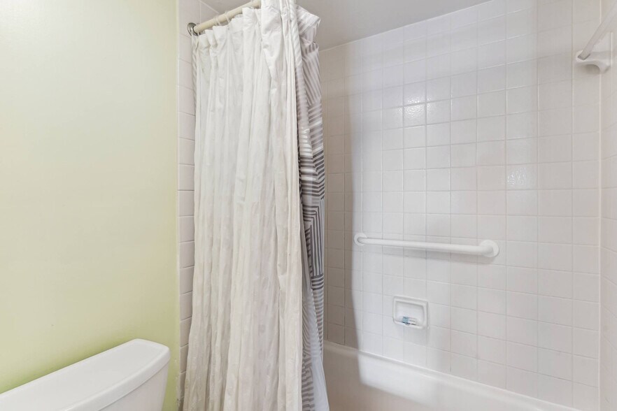 Building Photo - 600 Neapolitan Way