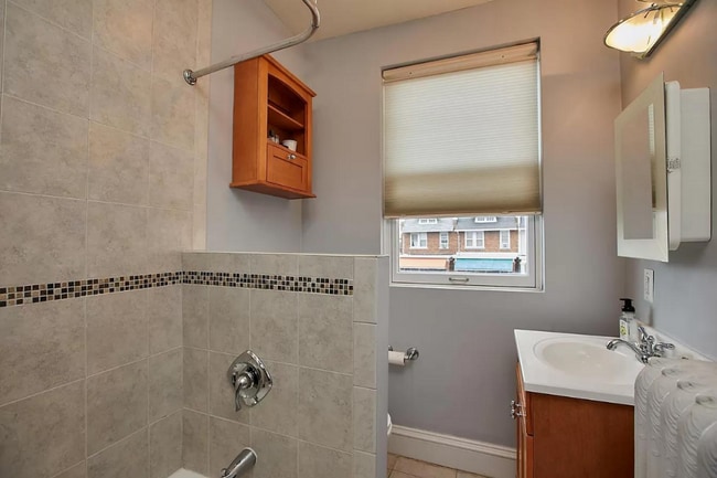 Building Photo - 3 level townhouse w 2br 2.5ba, parking spo...