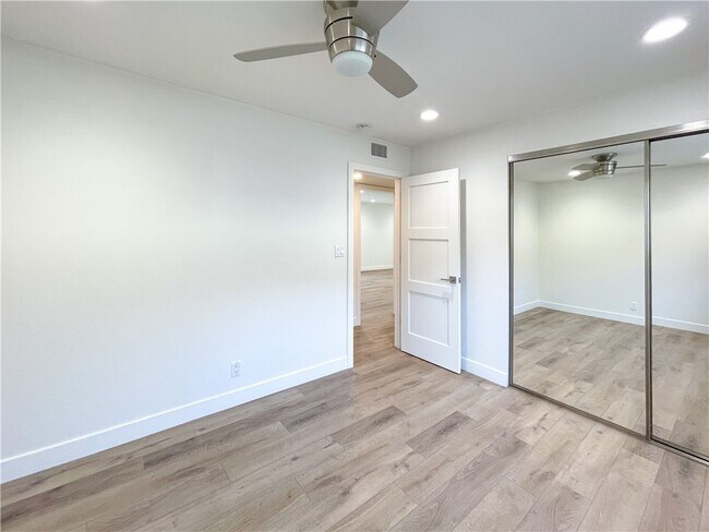 Building Photo - 206 Avenida Victoria