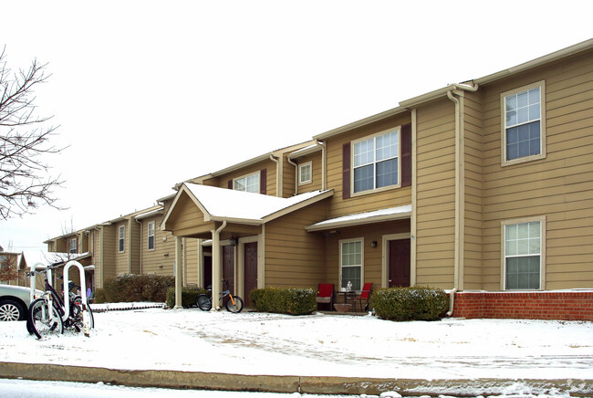 Primary Photo - Glenshire Court Apartments