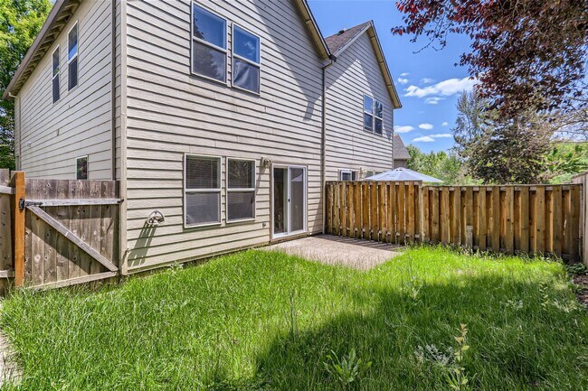 Building Photo - Spacious Two-Level Duplex Home with Fenced Backyard in Hillsboro!