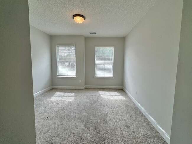 Building Photo - AVAILABLE SEPTEMBER 2025 [PET FRIENDLY]