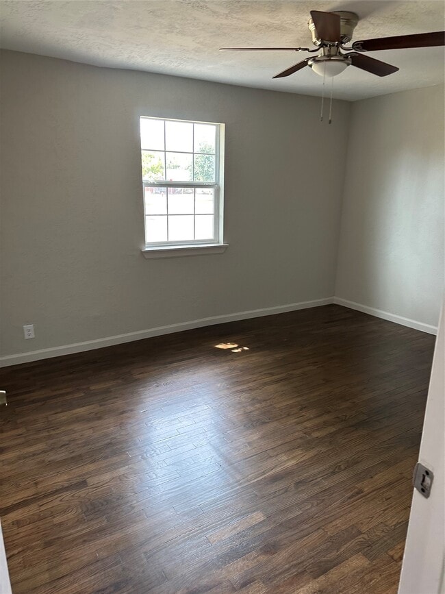 Building Photo - 2502 Kingsdale Dr