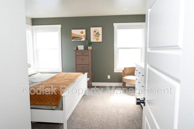 Building Photo - 1364 Petunia Ct