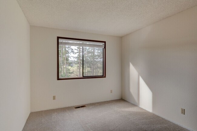 Building Photo - Large Private Rural Home Just West of Downtown Oak Harbor on 5 acres