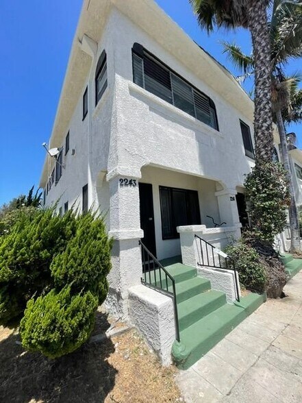 Building Photo - 2229 Vineyard Ave
