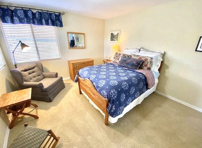 Building Photo - Stunning 4 Bed/2.5 Bath Home in highly desirable Spanish Oaks Neighborhood