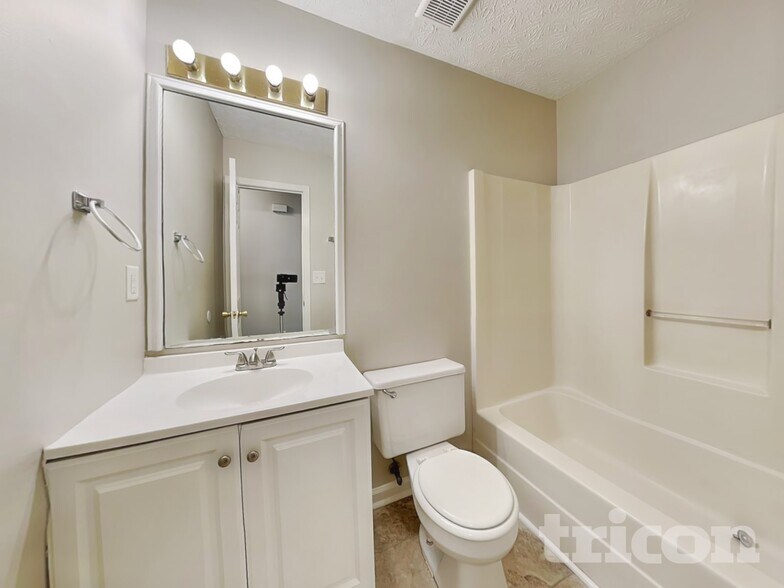 Building Photo - 1330 Ling Dr